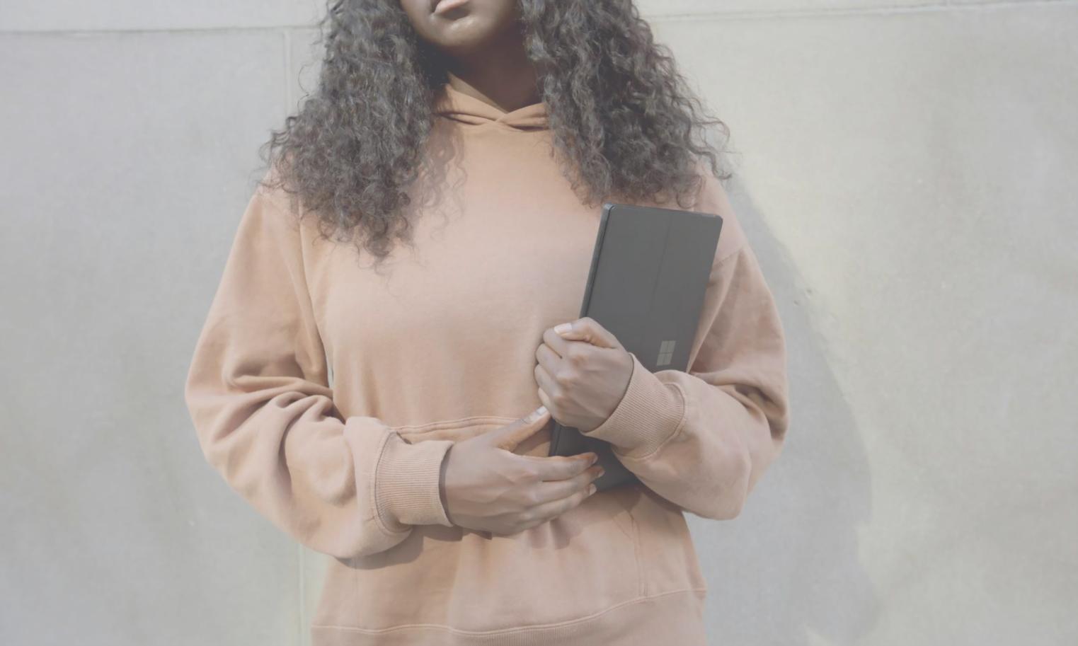 Estudiantes aprendiendo programación en ambiente colaborativo