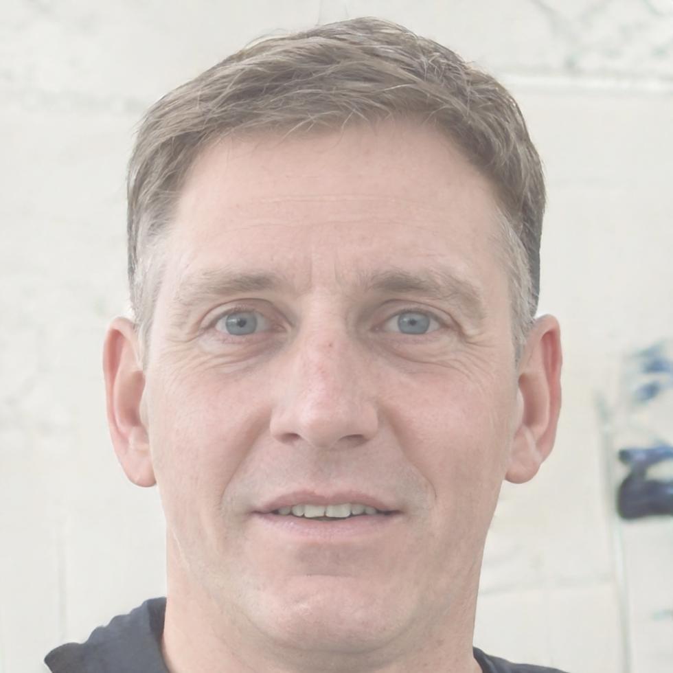 Retrato profesional de Adrián Castellanos, instructor senior de programación