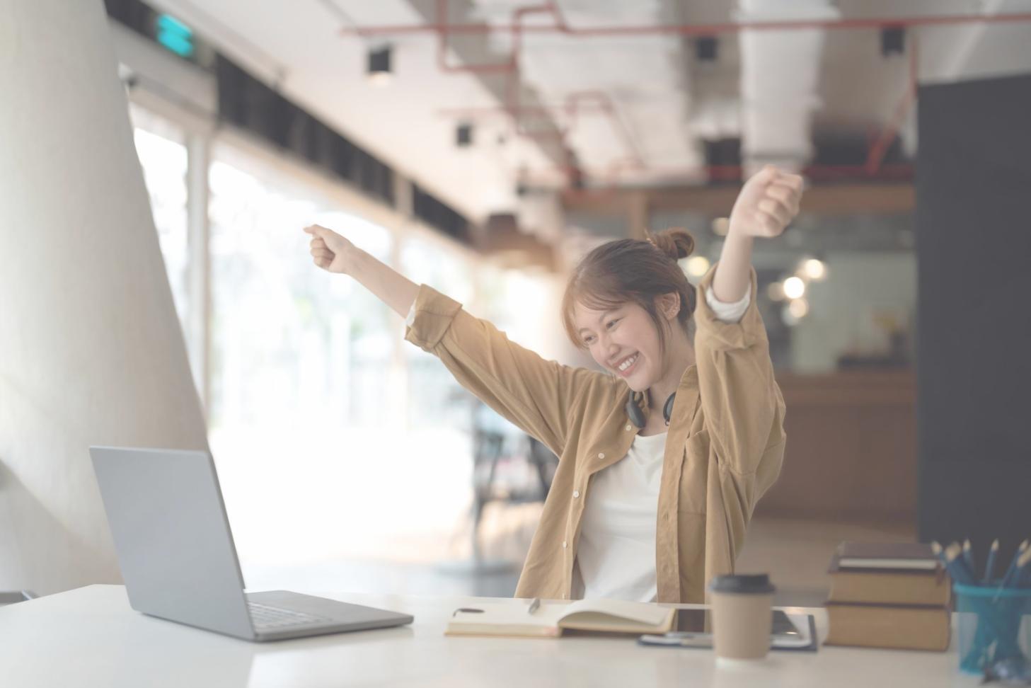 Estudiantes colaborando en proyectos de programación